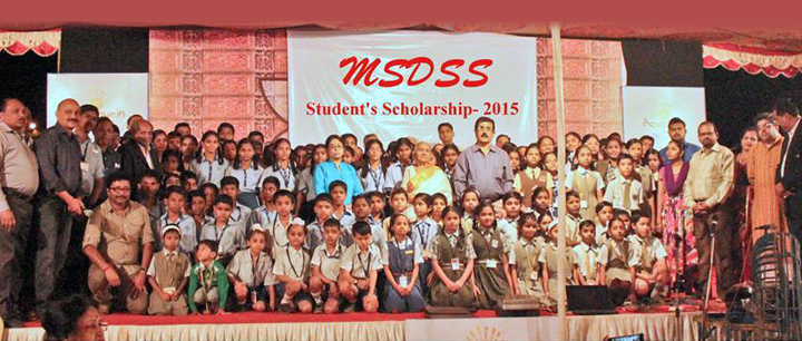 A group photo with all scholarship wining students, teachers et al